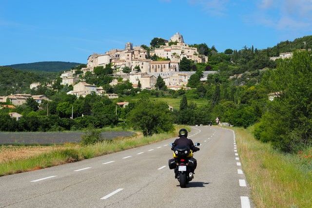 Simiane la Rotonde voyage moto groupe provence alpes cote azur